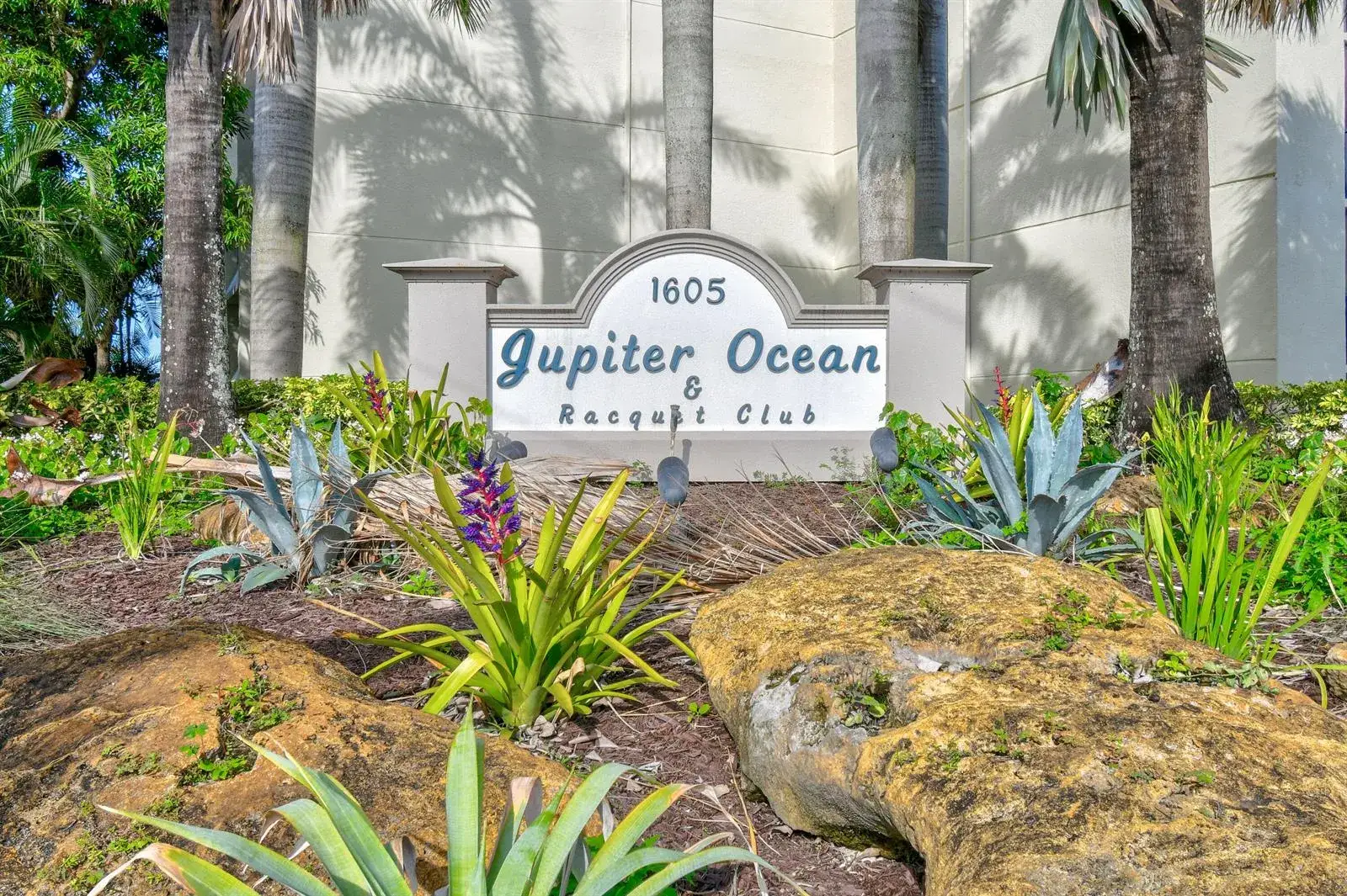 2 bedroom 2 bath Residential Lease for rent at 1605 S Us Highway 1 # V6, Jupiter FL 33477
