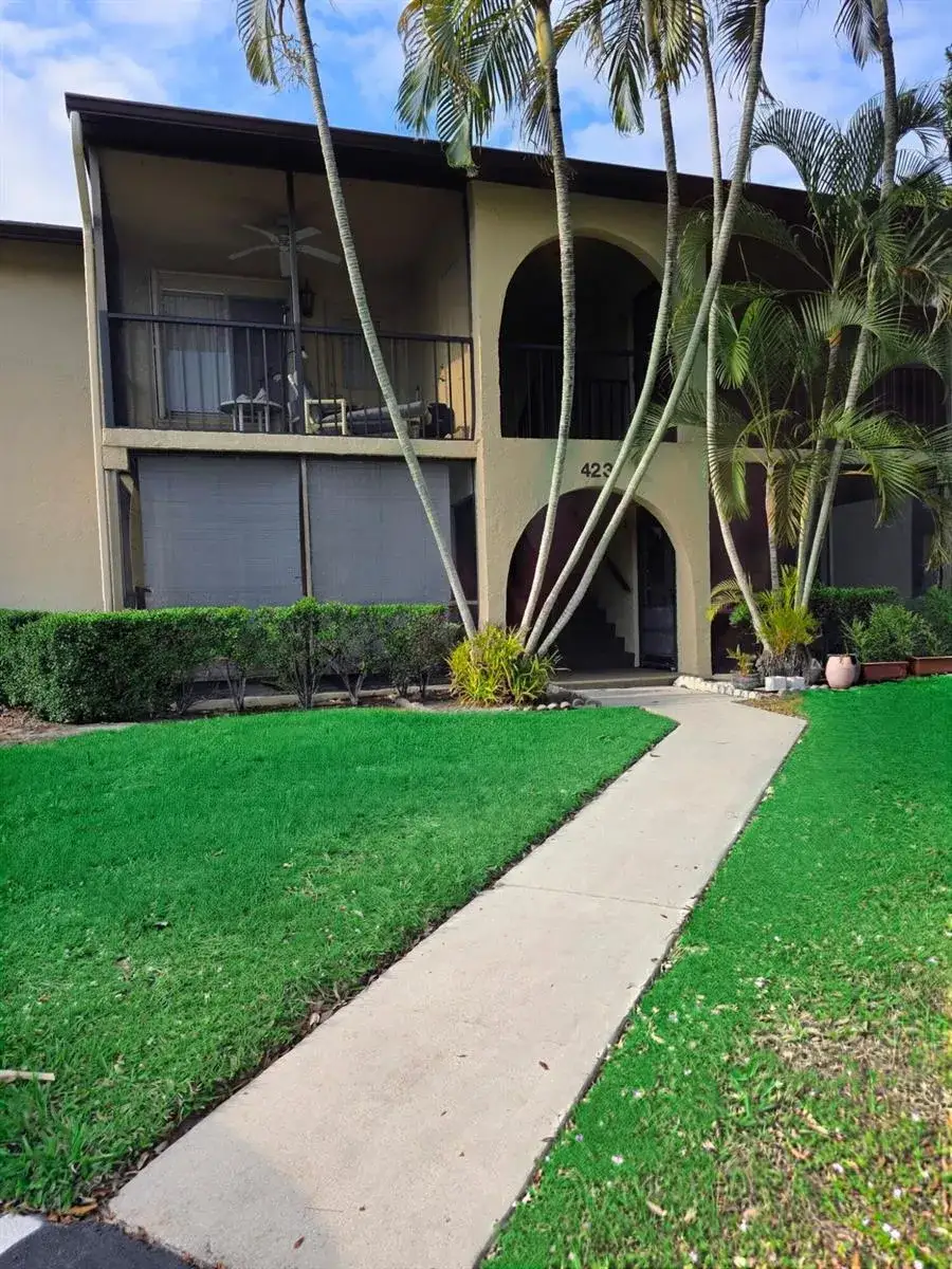 1 bedroom 1 bath Residential for sale at 423 Pine Glen Lane # 1, FL 33463