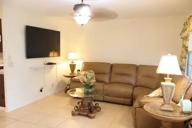 1 bedroom 1 bath Residential for sale at 1011 Cornwall A # 1011, Boca Raton FL 33434