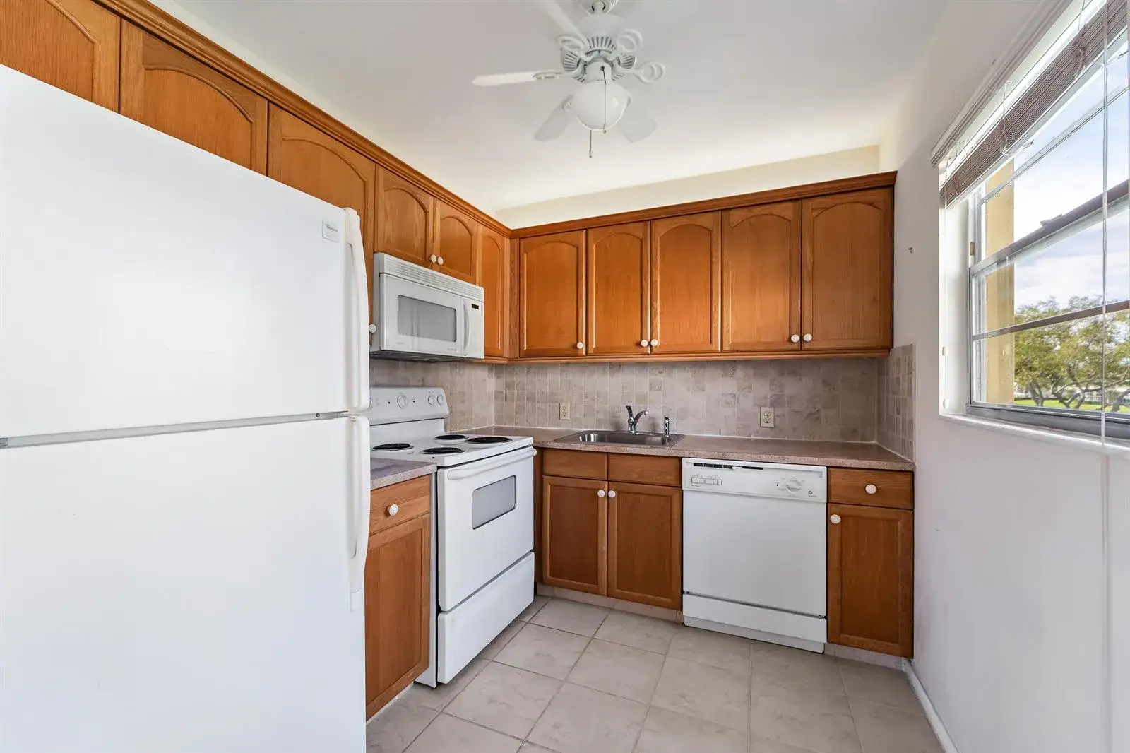 2 bedroom 1 bath Residential for sale at 200 Dorset E, Boca Raton FL 33434