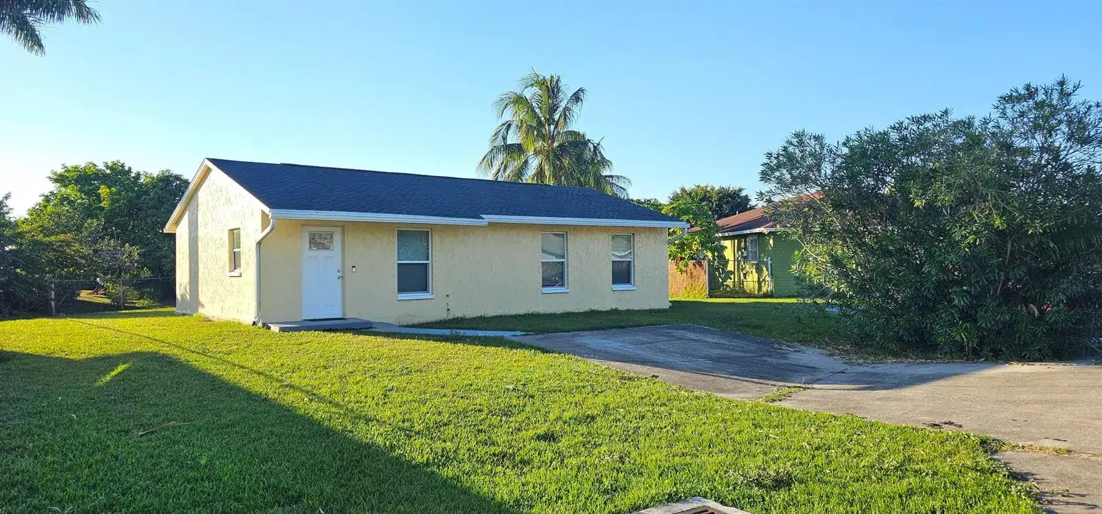3 bedroom 1 bath Residential Lease for rent at 323 Seminole Court, Pahokee FL 33476