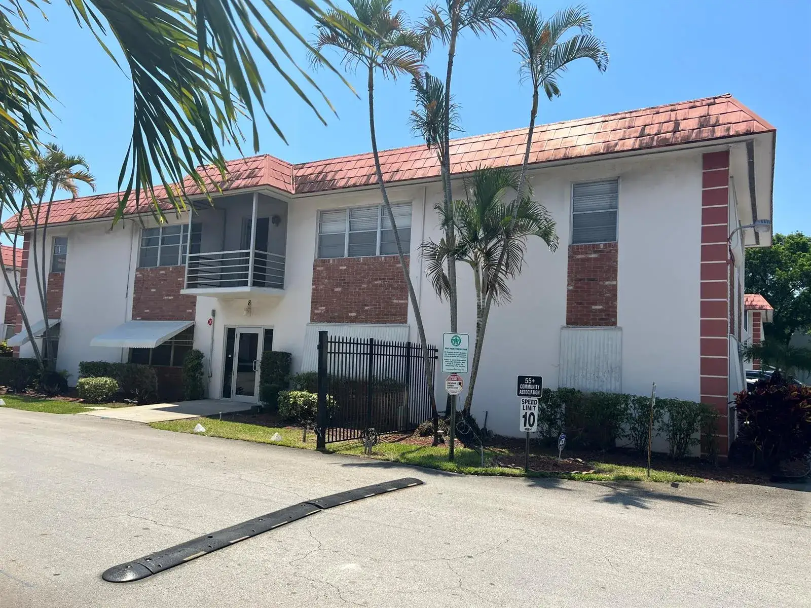 2 bedroom 1 bath Residential Lease for rent at 3550 NW 8th Avenue # 808, Pompano Beach FL 33064