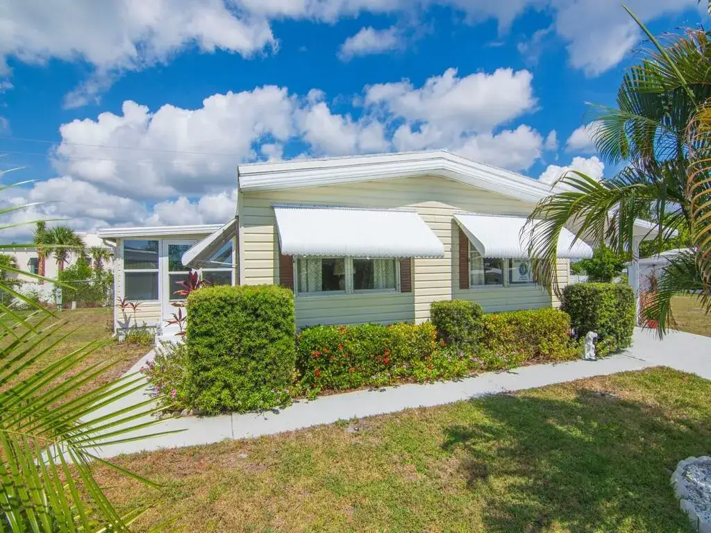 2 bedroom 2 bath Residential for sale at 196 NE Emerald Drive, Jensen Beach FL 34957