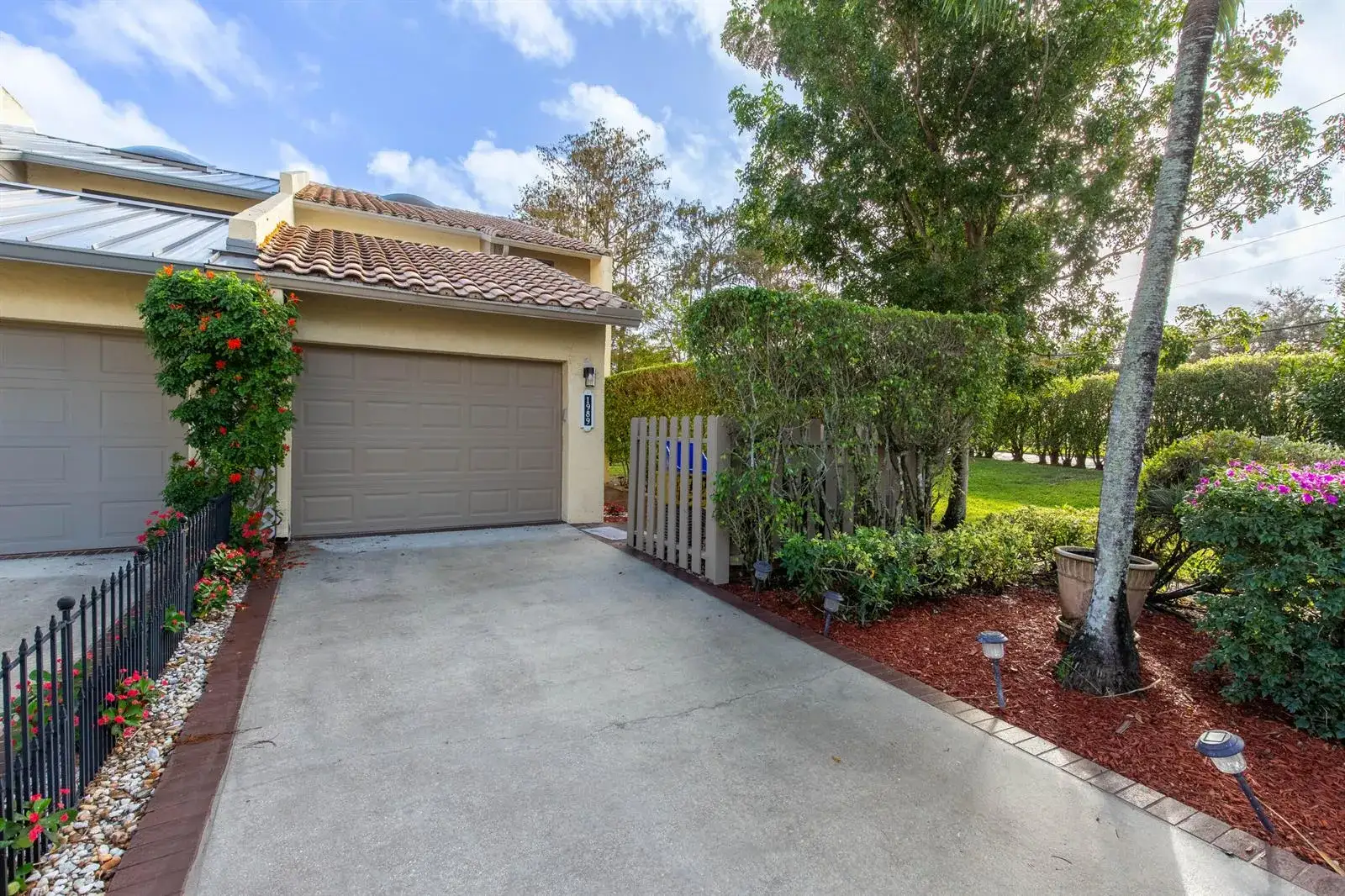 3 bedroom 2 bath Residential for sale at 1989 Canterbury Circle, Wellington FL 33414