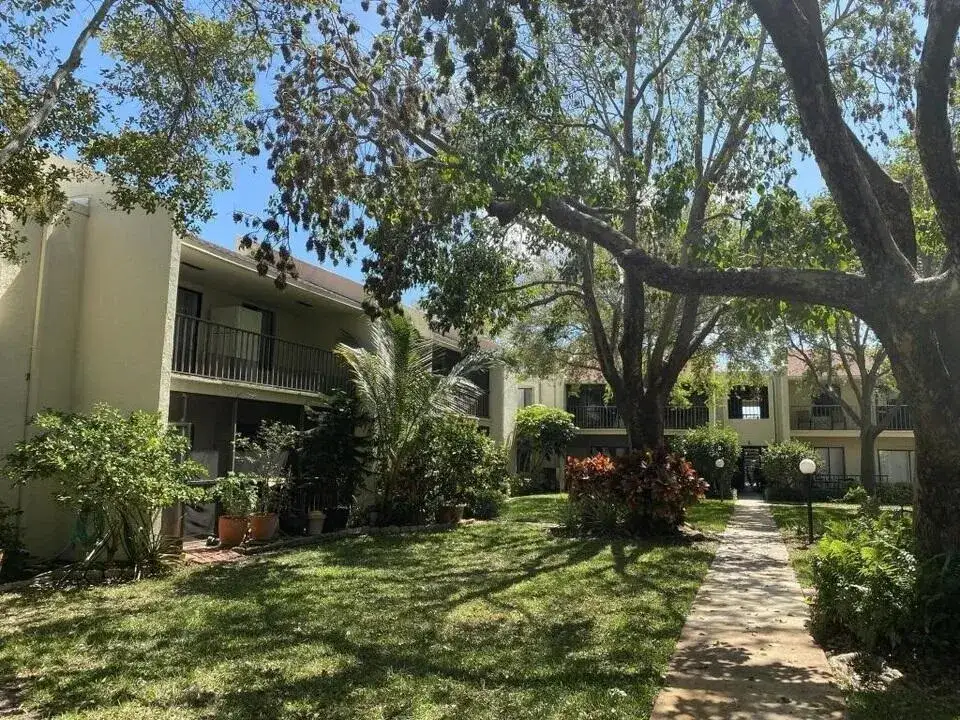 1 bedroom 1 bath Residential for sale at 150 Pineview Road # B2, Jupiter FL 33469