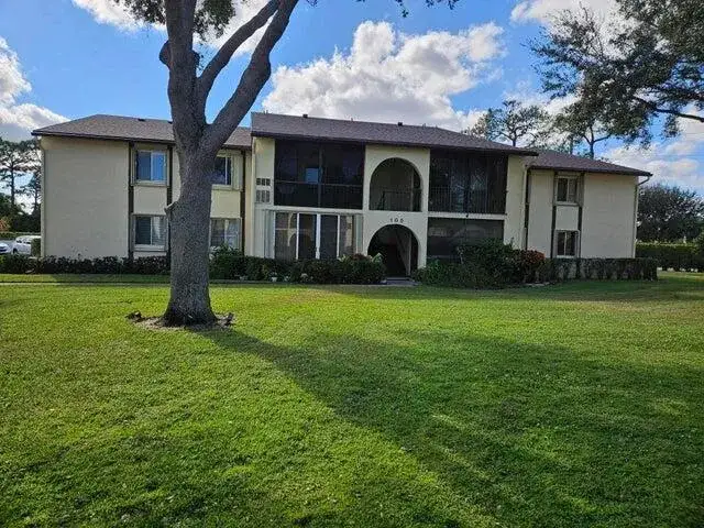 2 bedroom 2 bath Residential Lease for rent at 105 Lake Pine Circle # 2, FL 33463
