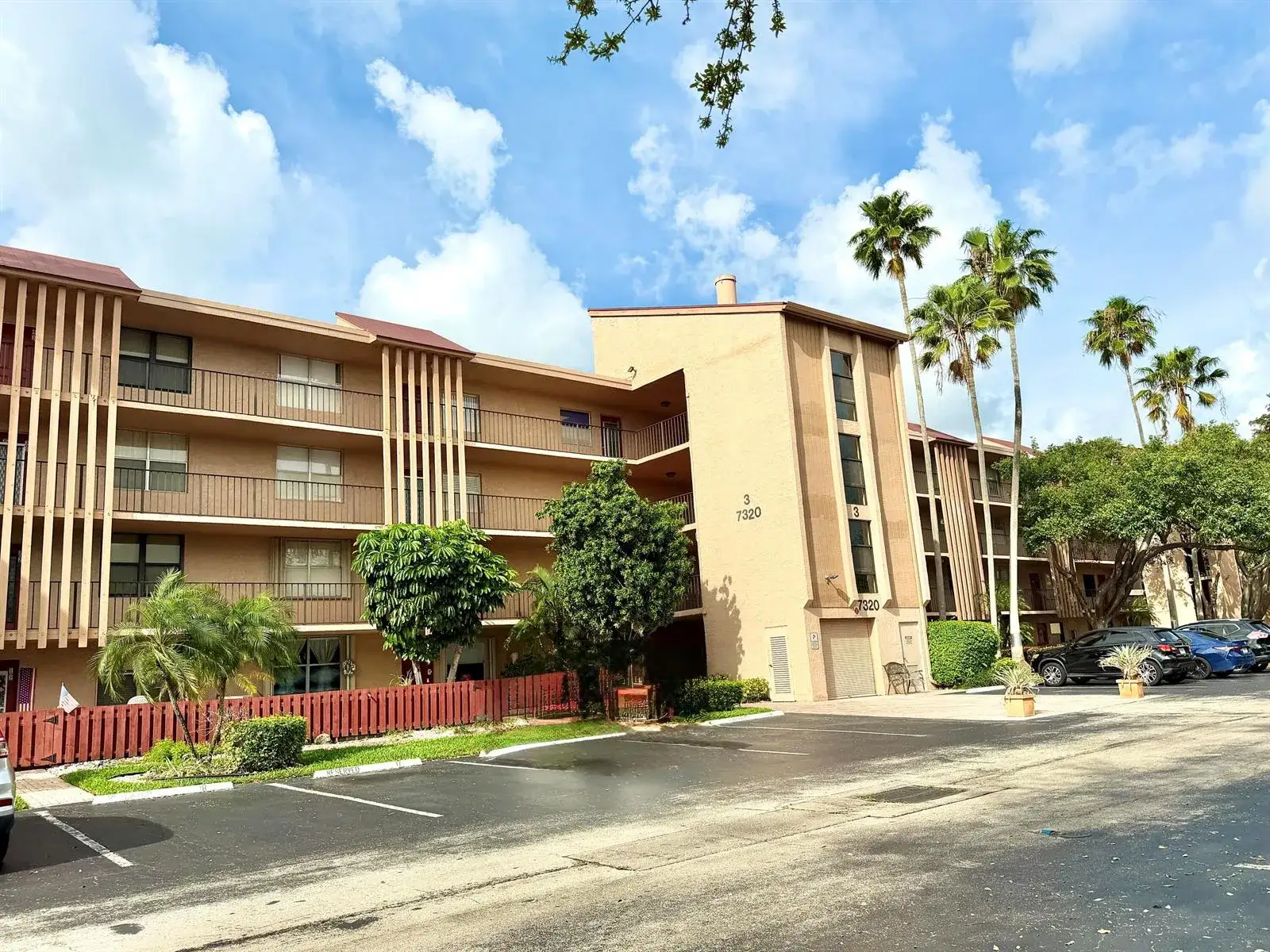 1 bedroom 2 bath Residential for sale at 7320 Lake Cir Drive # 204, Margate FL 33063