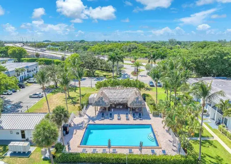 2 bedroom 1 bath Residential Lease for rent at 3100 S Dixie Highway, Boca Raton FL 33432