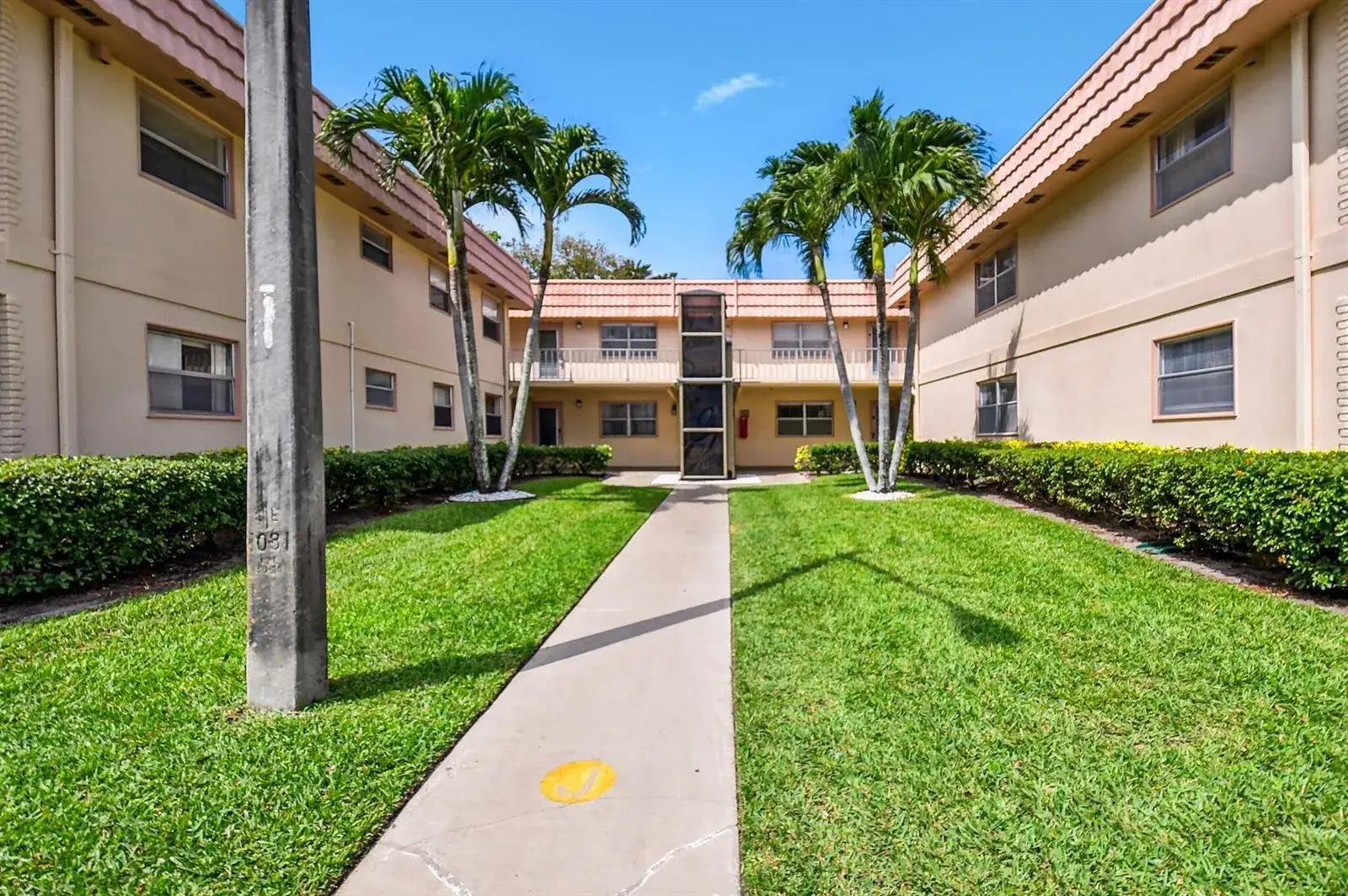 1 bedroom 1 bath Residential for sale at 447 Saxony J Way # J, Delray Beach FL 33446