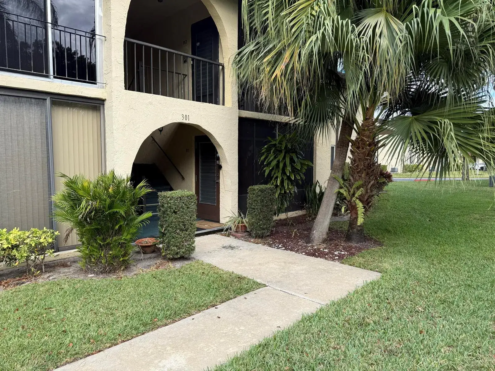 2 bedroom 1 bath Residential for sale at 301 Pine Ridge Circle # 1, FL 33463