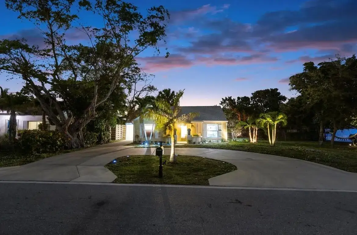 3 bedroom 2 bath Residential for sale at 727 S Lake Drive, Lantana FL 33462