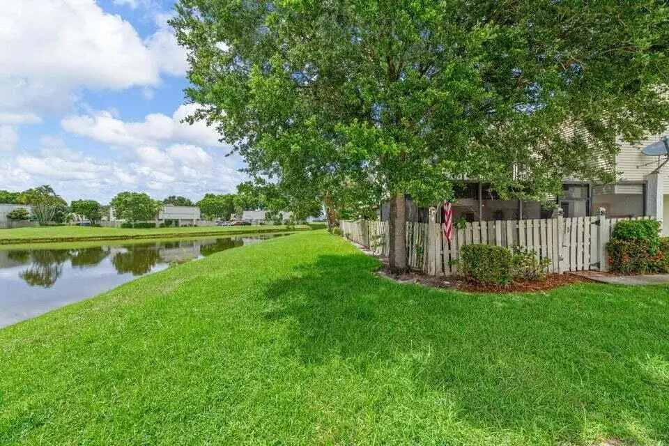 2 bedroom 2 bath Residential for sale at 1608 Shaker Circle Circle, Wellington FL 33414