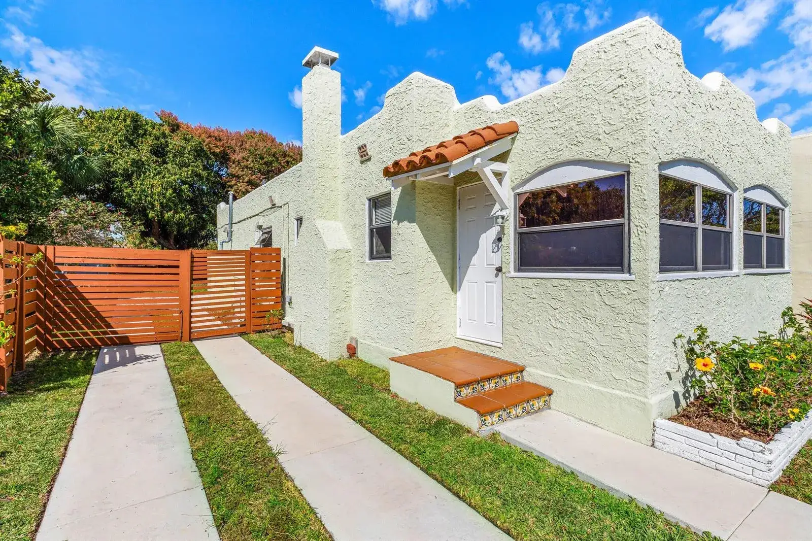 2 bedroom 1 bath Residential for sale at 921 S M Street, FL 33460