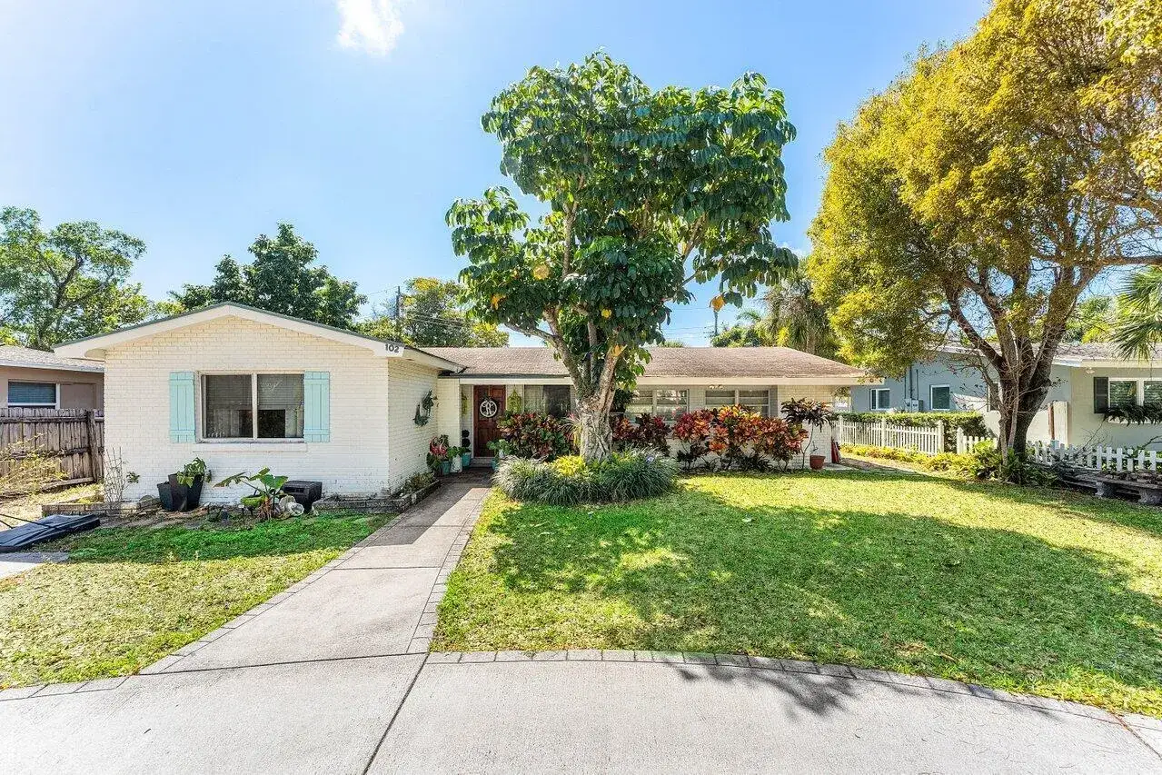 3 bedroom 2 bath Residential for sale at 102 NE 22nd Street, Delray Beach FL 33444