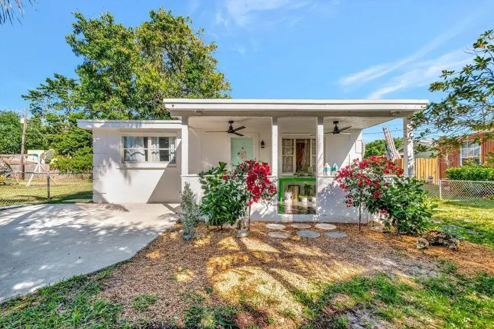 2 bedroom 1 bath Residential for sale at 237 SW 3rd Avenue, Delray Beach FL 33444