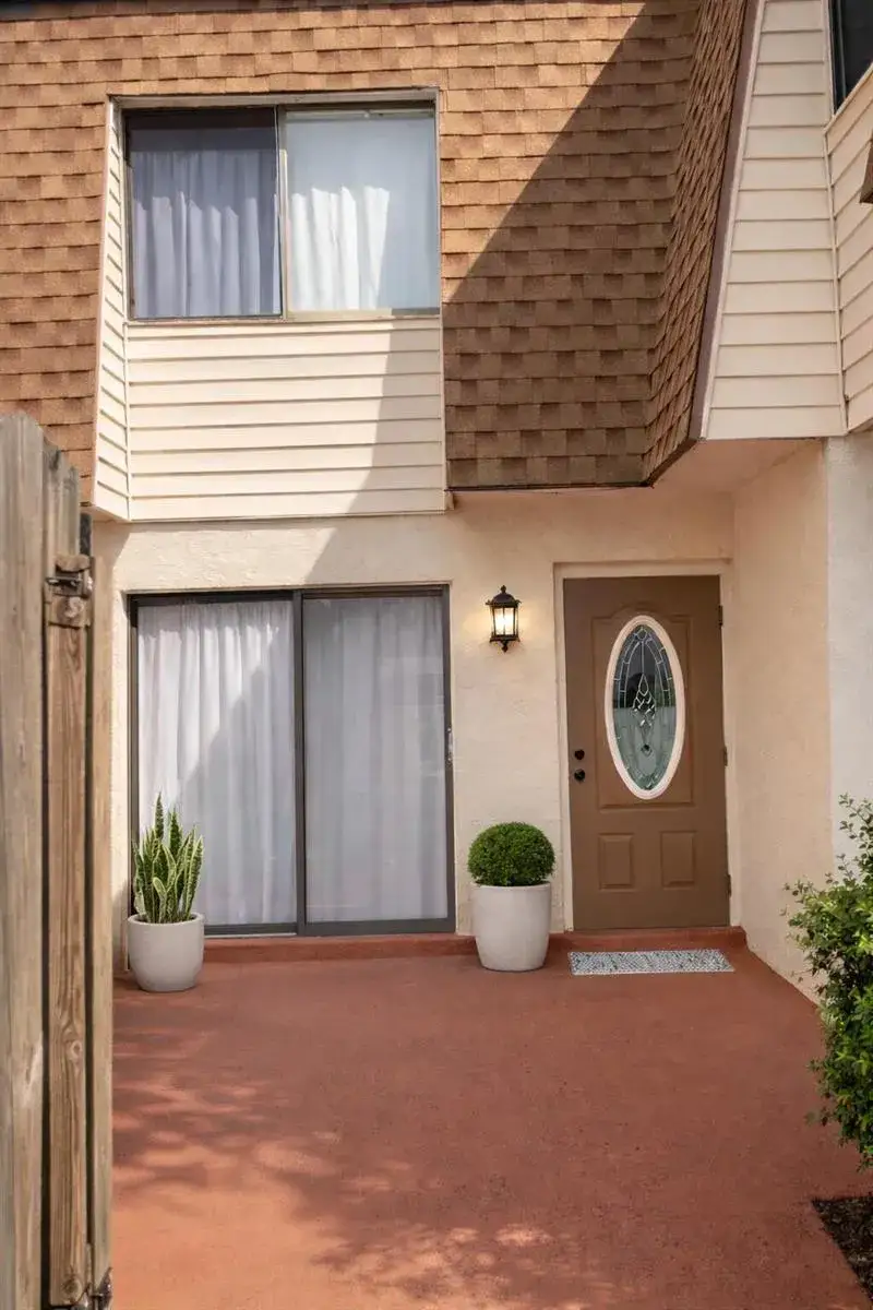 2 bedroom 1 bath Residential for sale at 715 W Ocean Avenue, Lantana FL 33462