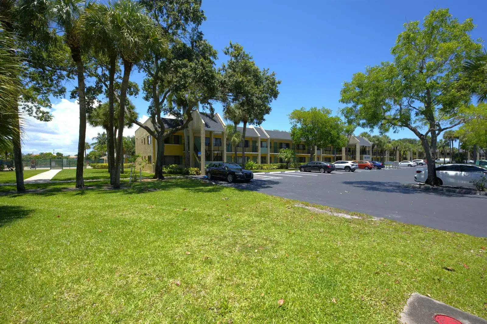 1 bedroom 1 bath Residential for sale at 1509 Meadows Circle W, Boynton Beach FL 33436