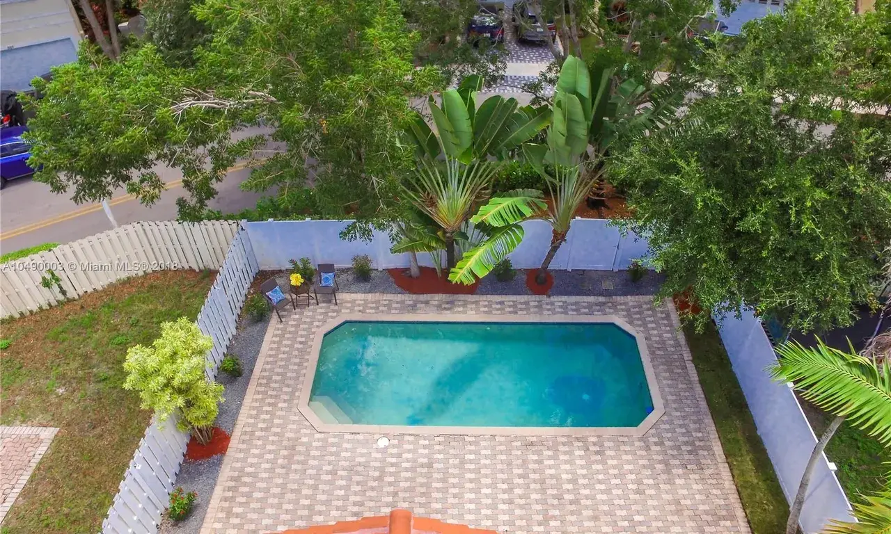4 bedroom 2 bath for sale at 955 Azure Ln, Weston FL 33326