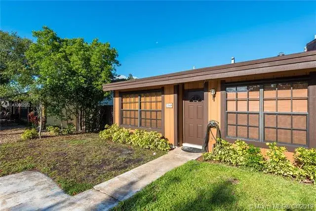 2 bedroom 2 bath Residential for sale at 2340 Evergreen Ct, Pembroke Pines FL 33026