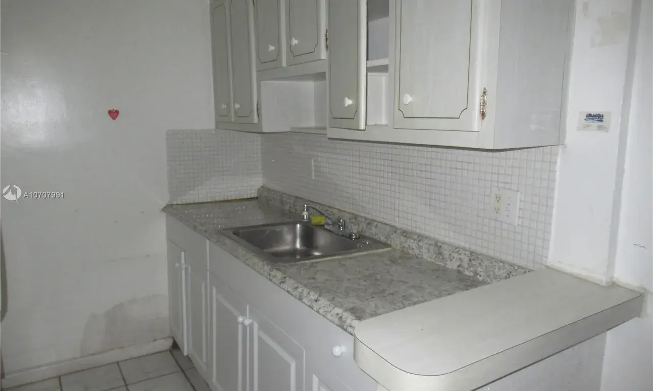 280 SW 11th Ave # 8, Hallandale Beach FL 33009
