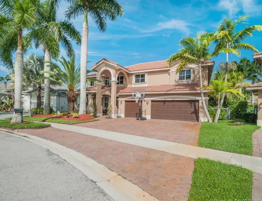 7 bedroom 5 bath Residential for sale at 1879 Hidden Trail Ln, Weston FL 33327