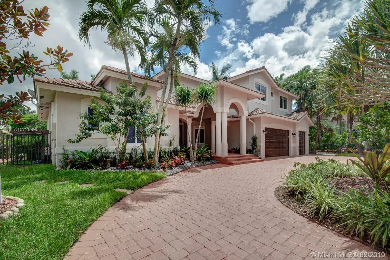 6 bedroom 4 bath for sale at 2481 Provence Cir, Weston FL 33327