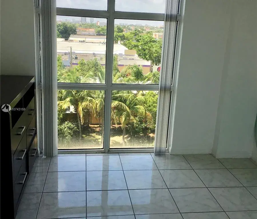 900 SW 8th St # 603, Miami FL 33130