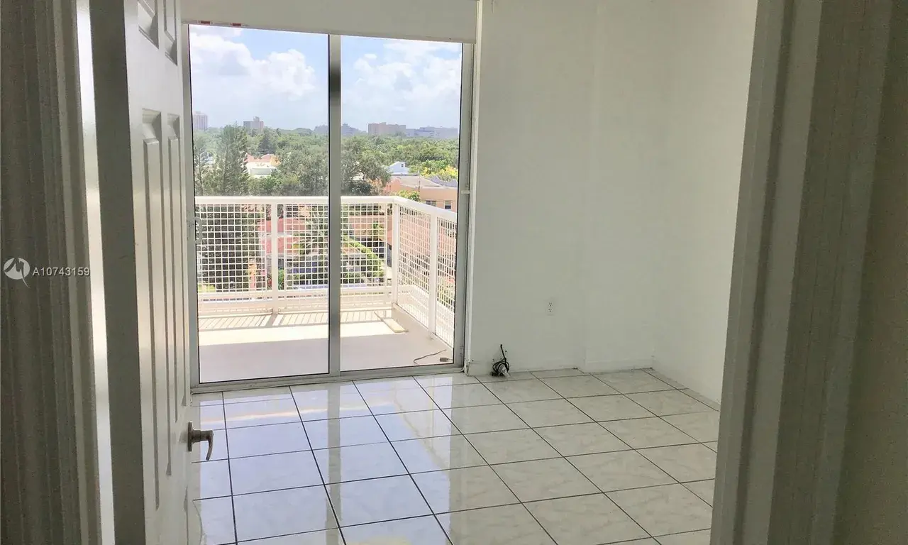 900 SW 8th St # 603, Miami FL 33130
