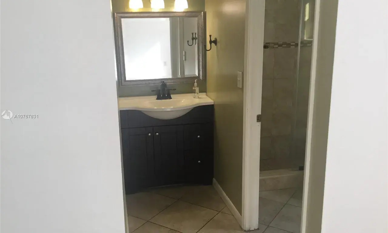 1621 Collins Ave # 208, Miami Beach FL 33139