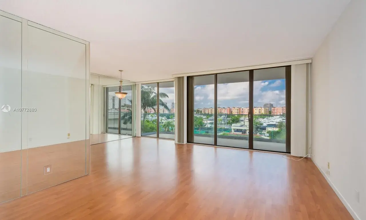 1 bedroom 1 bath Residential Lease for rent at 19707 Turnberry Way # 5C, Aventura FL 33180