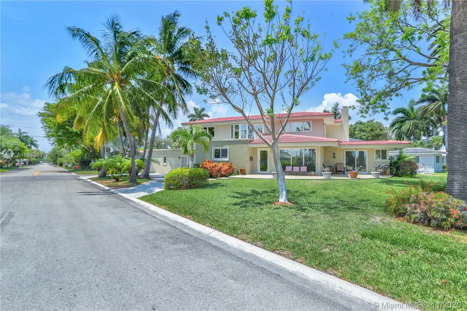 911 N Northlake Dr, Hollywood FL 33019