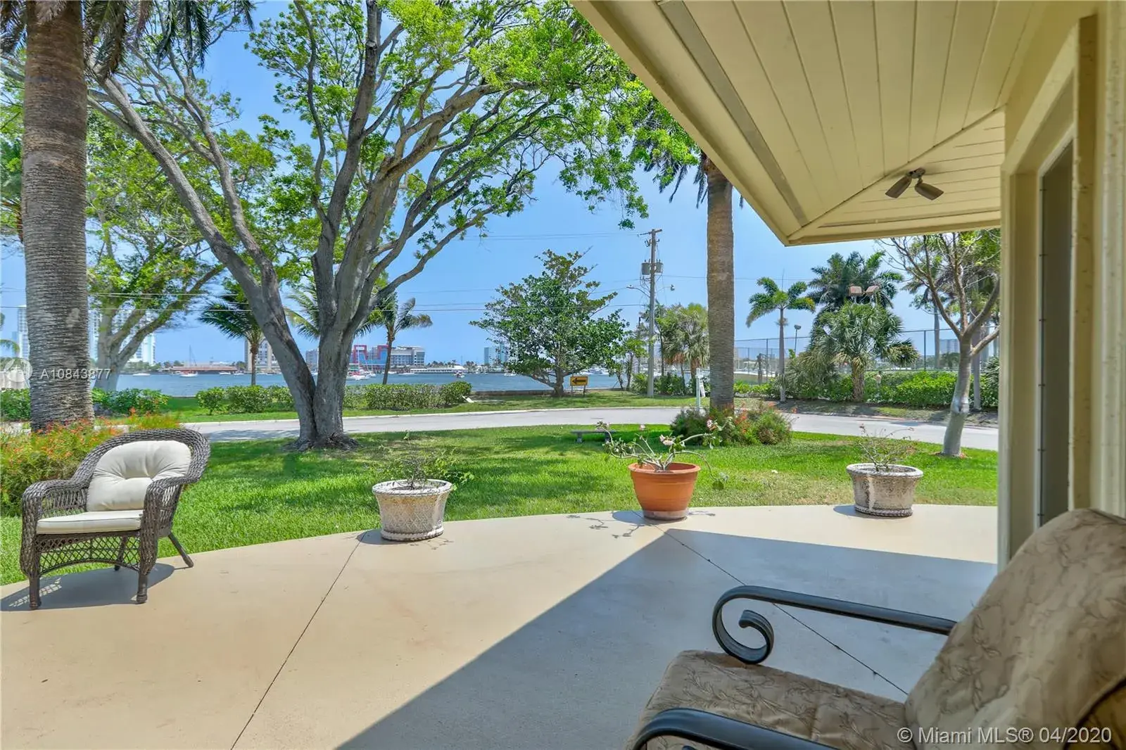 911 N Northlake Dr, Hollywood FL 33019