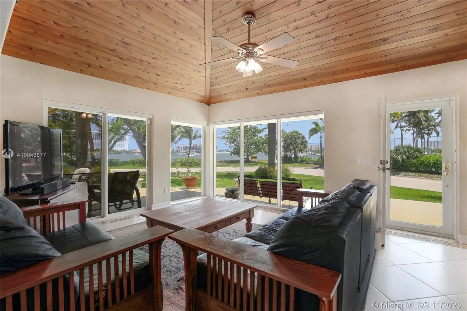 911 N Northlake Dr, Hollywood FL 33019