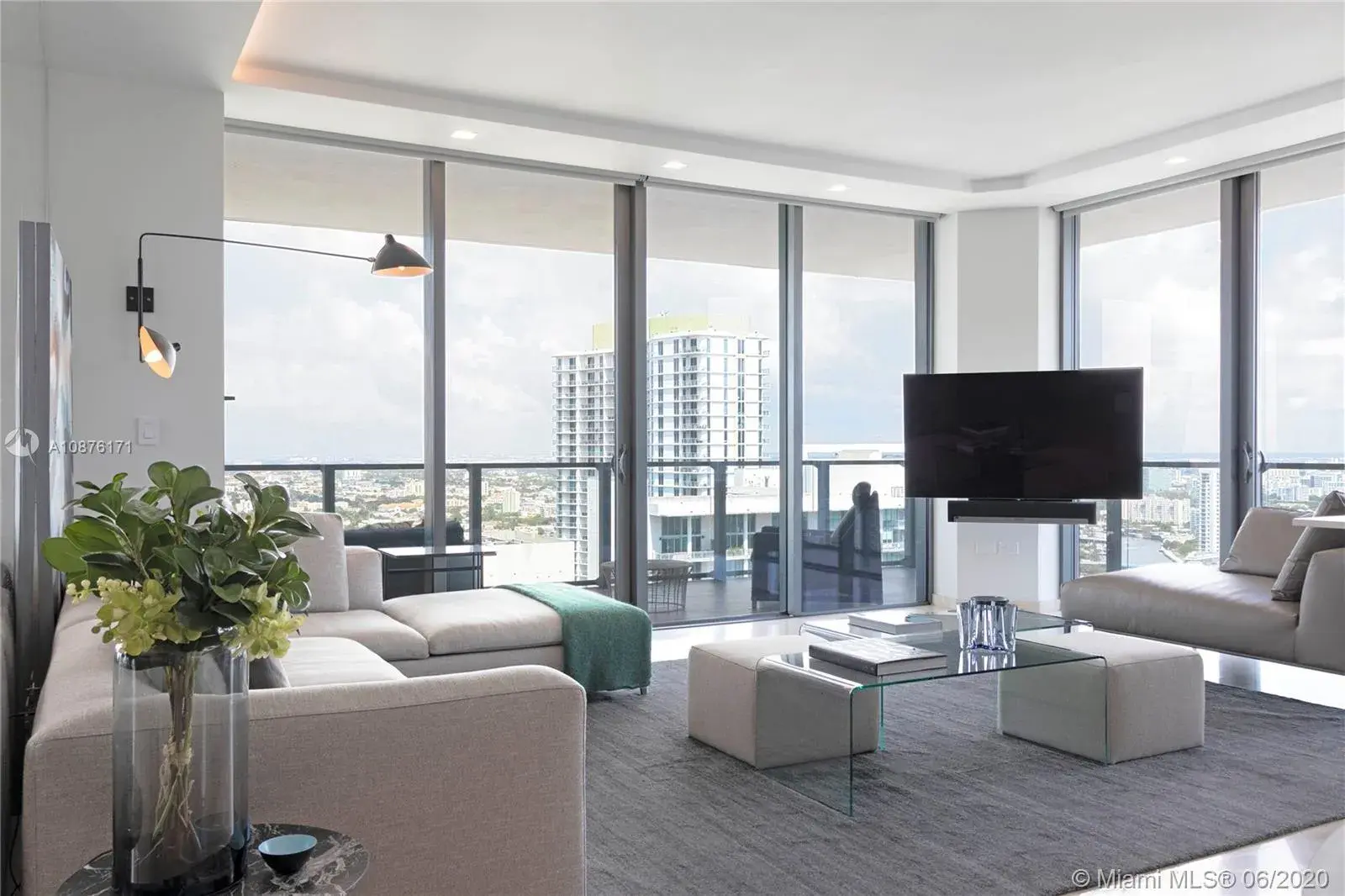 3 bedroom 3 bath Residential for sale at 88 SW 7th St # 3212, Miami FL 33130