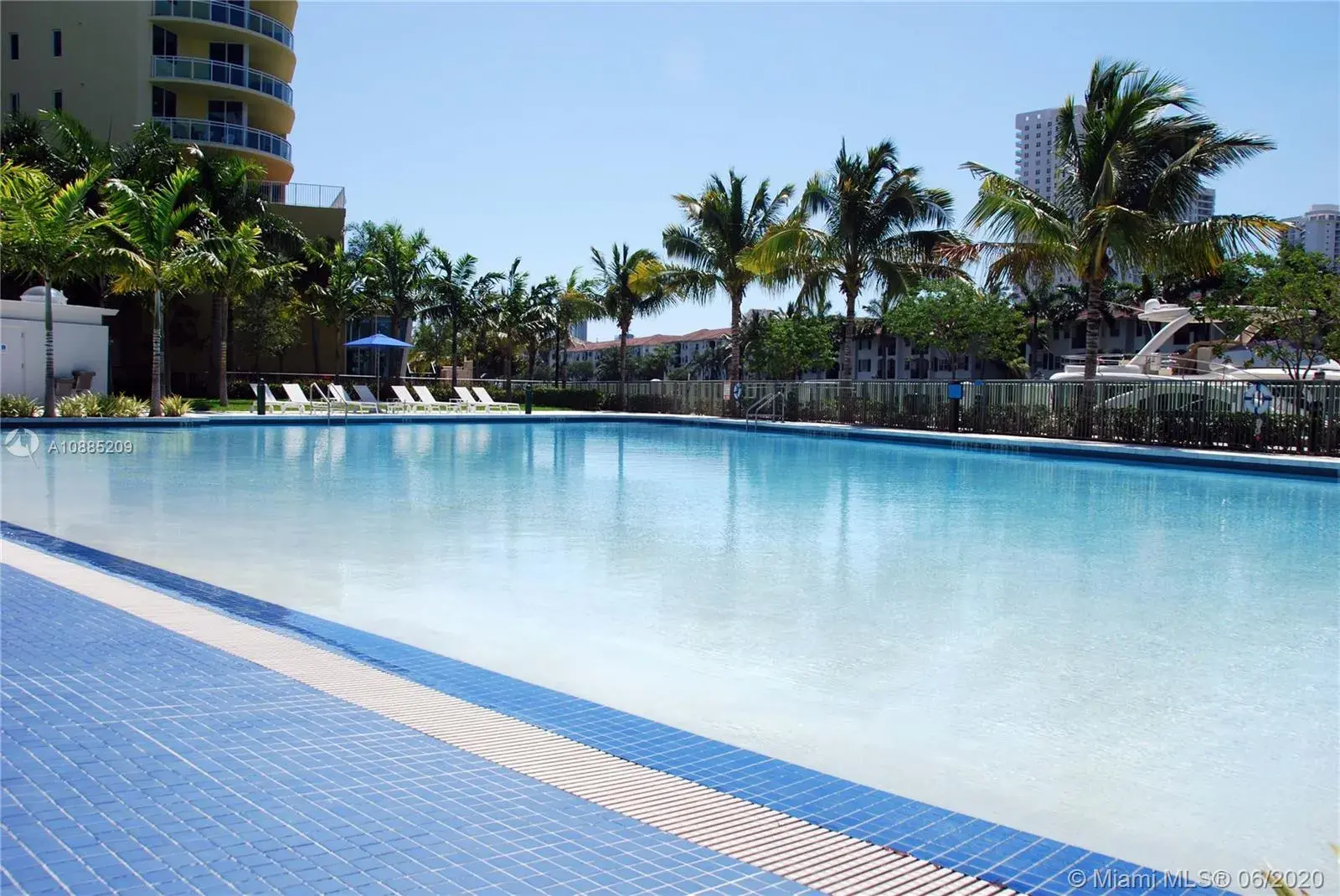 2 bedroom 3 bath Residential for sale at 2950 NE 188th St # 143, Aventura FL 33180