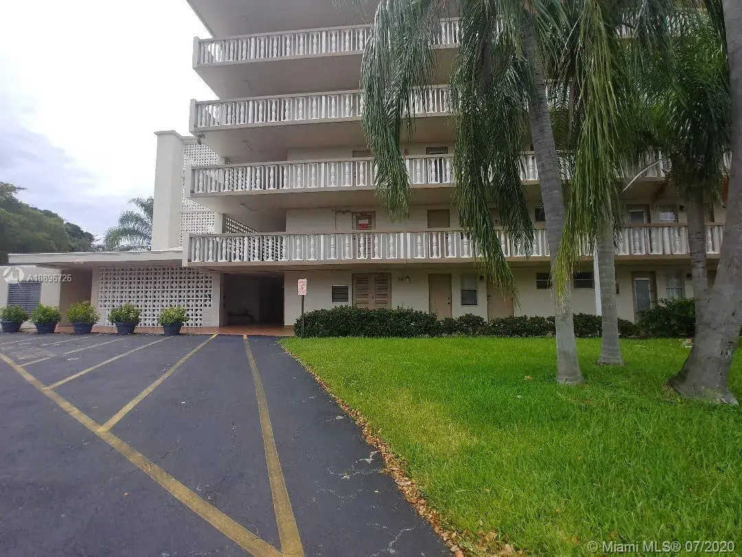 1 bedroom 1 bath Residential for sale at 4650 Washington St # 107, Hollywood FL 33021