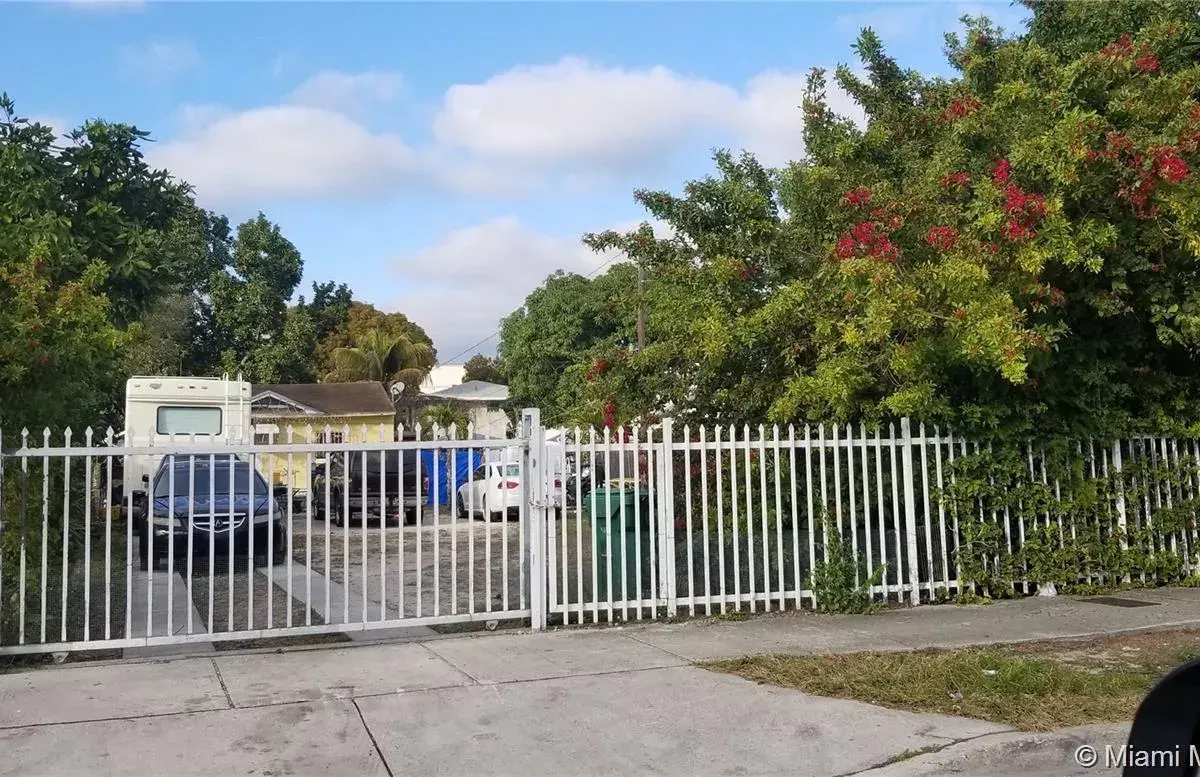 369 NW 33rd St, Miami FL 33127
