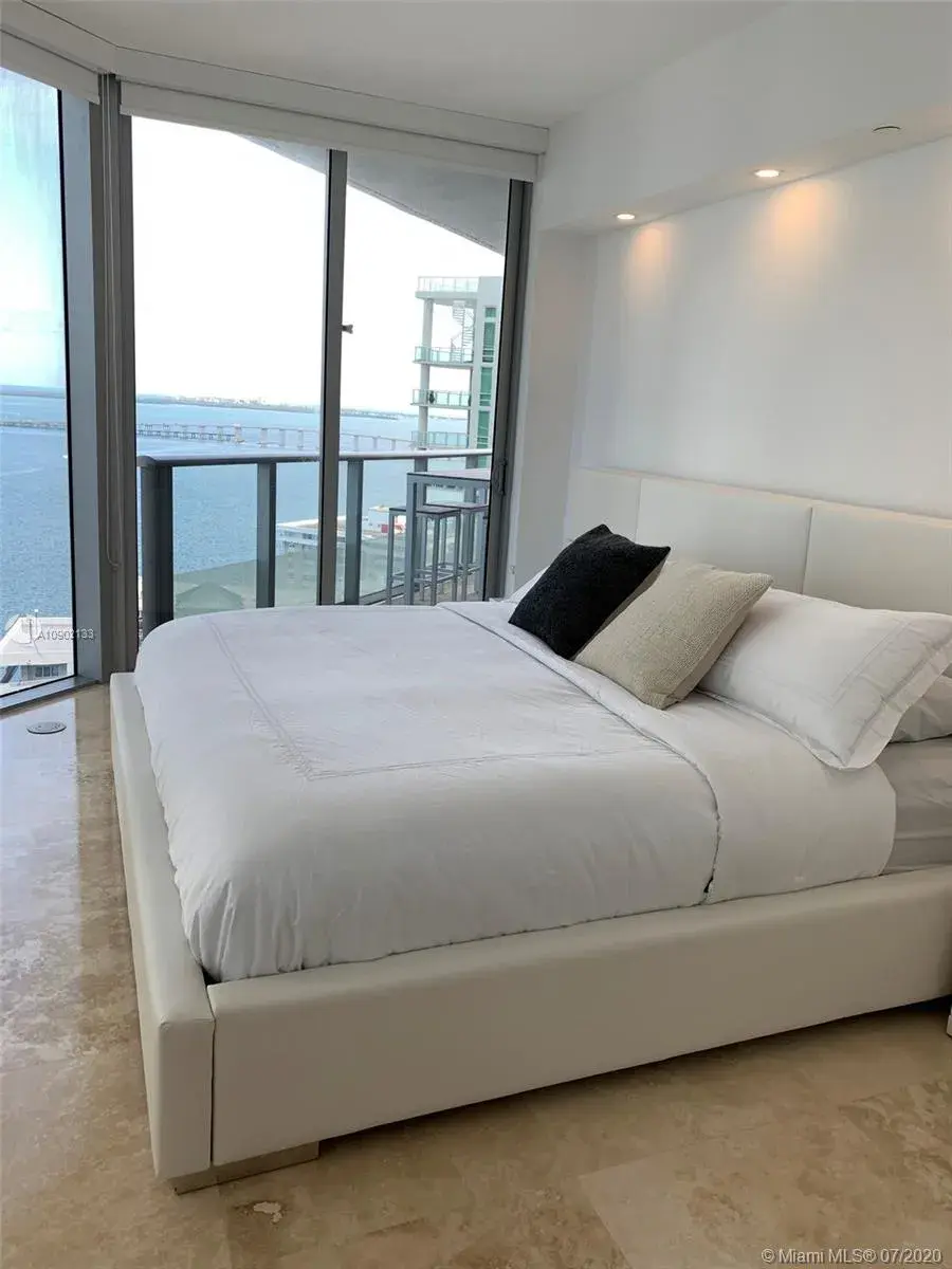 2 bedroom 2 bath Residential Lease for rent at 1300 Brickell Bay Dr # 2509, Miami FL 33131