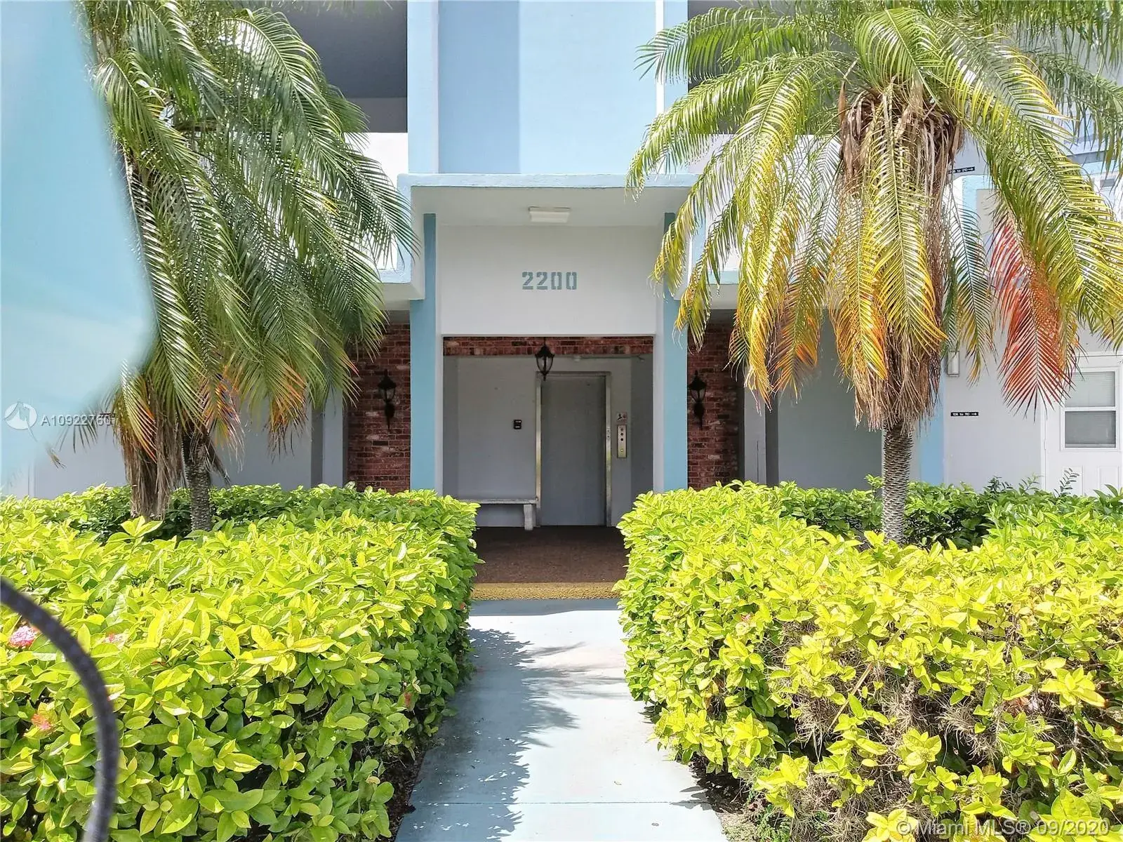 1 bedroom 1 bath Residential for sale at 2200 Park Ln # 109, Hollywood FL 33021