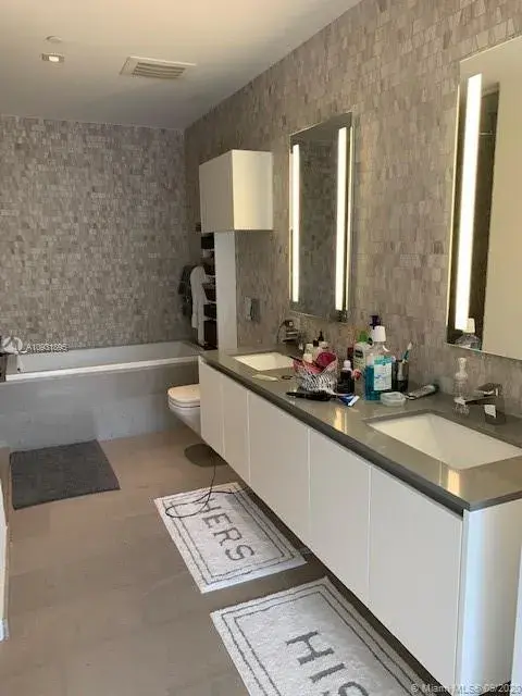 88 SW 7th St # 1008, Miami FL 33130
