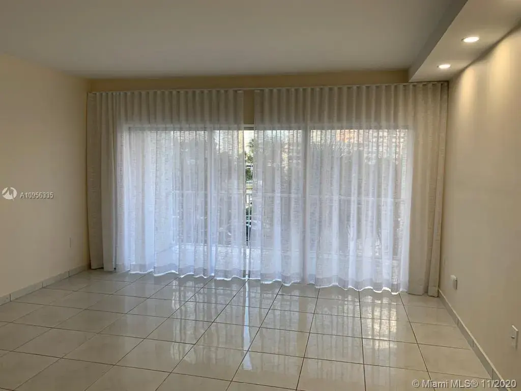 300 Bayview Dr # 207, Sunny Isles Beach FL 33160