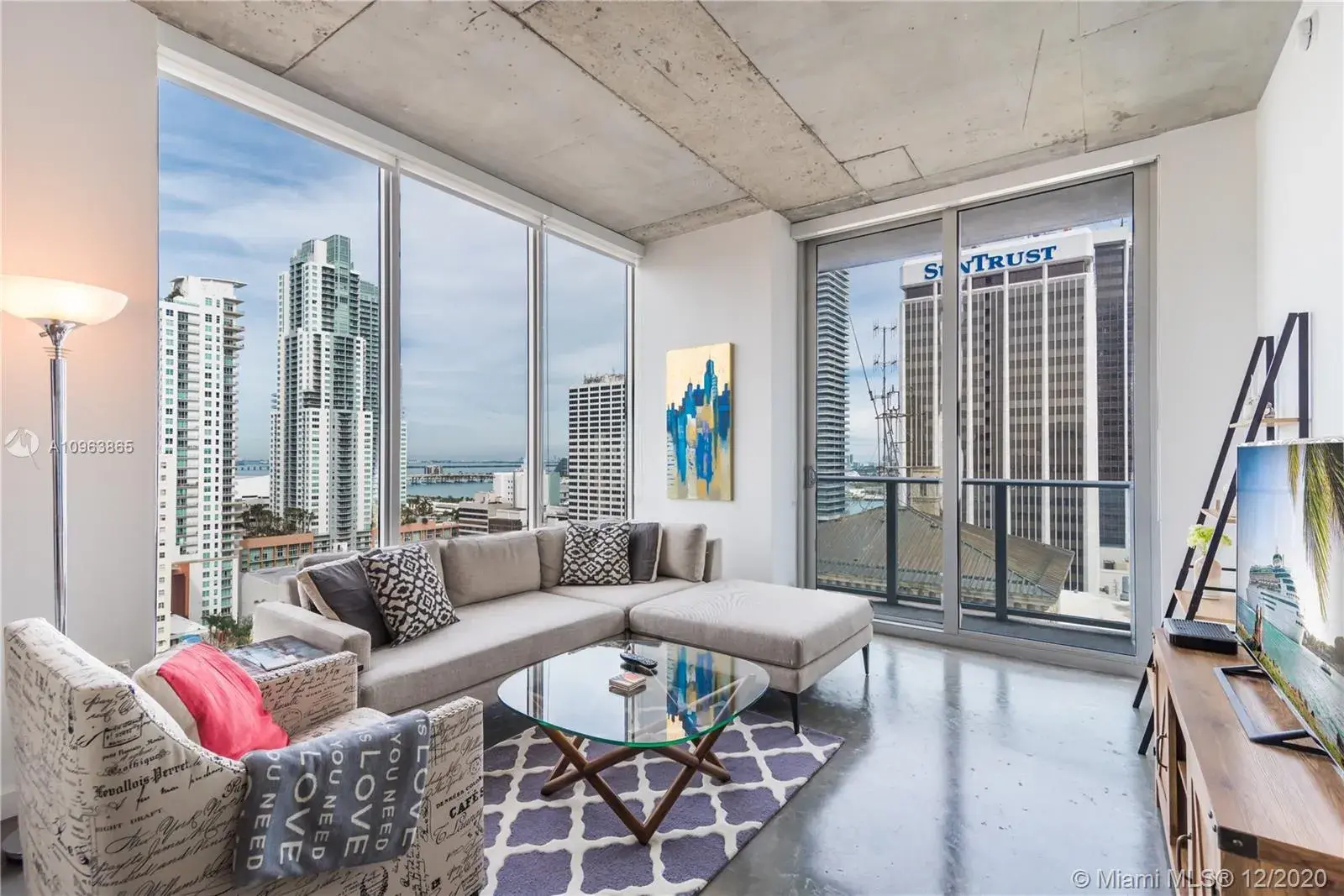 2 bedroom 1 bath Residential for sale at 151 SE 1st St # 2002, Miami FL 33131