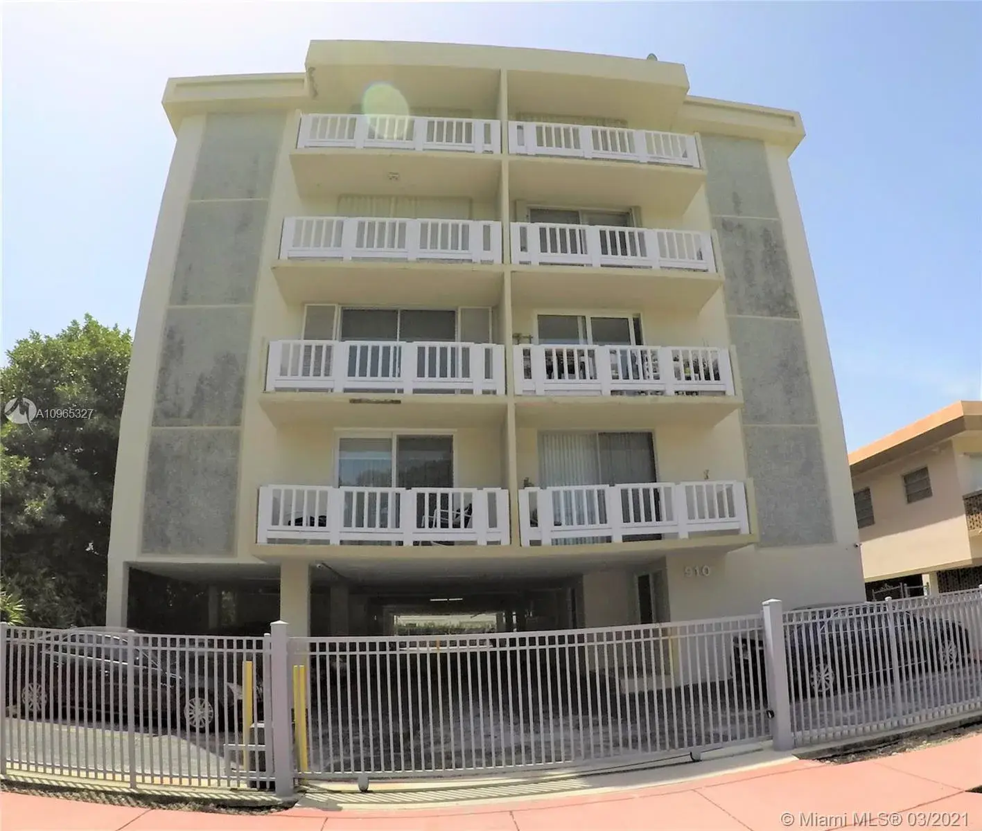 1 bedroom 1 bath Residential for sale at 910 Michigan Ave # 403, Miami Beach FL 33139