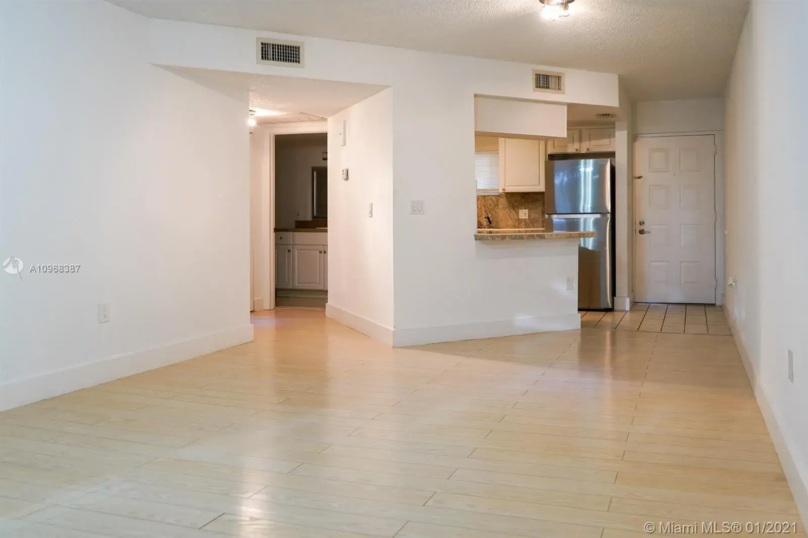 1 bedroom 1 bath Residential for sale at 8333 Lake Dr # 302, Doral FL 33166