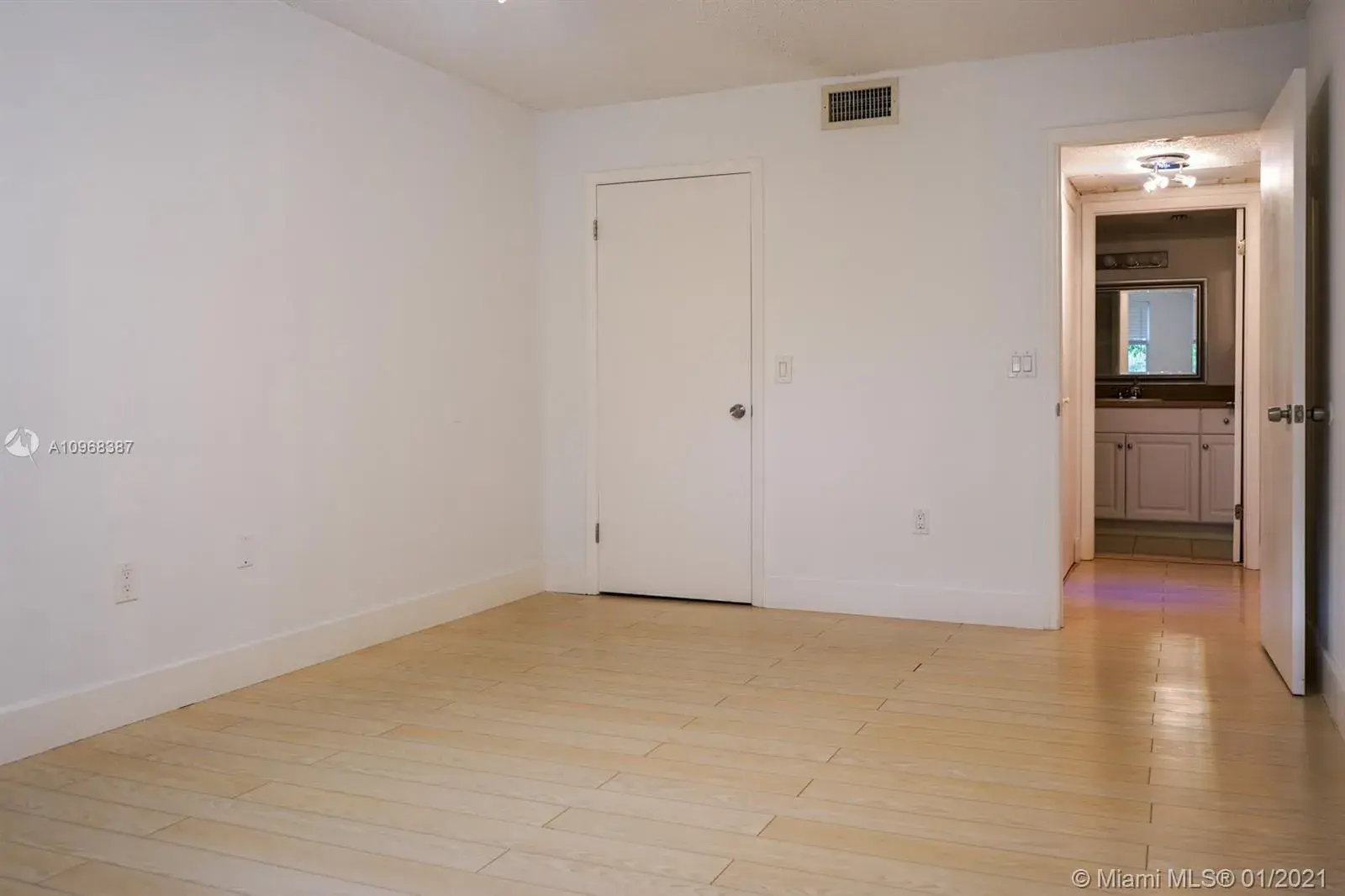 8333 Lake Dr # 302, Doral FL 33166