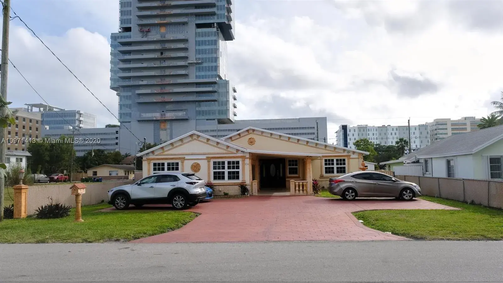 304 SE 9th St, Hallandale Beach FL 33009