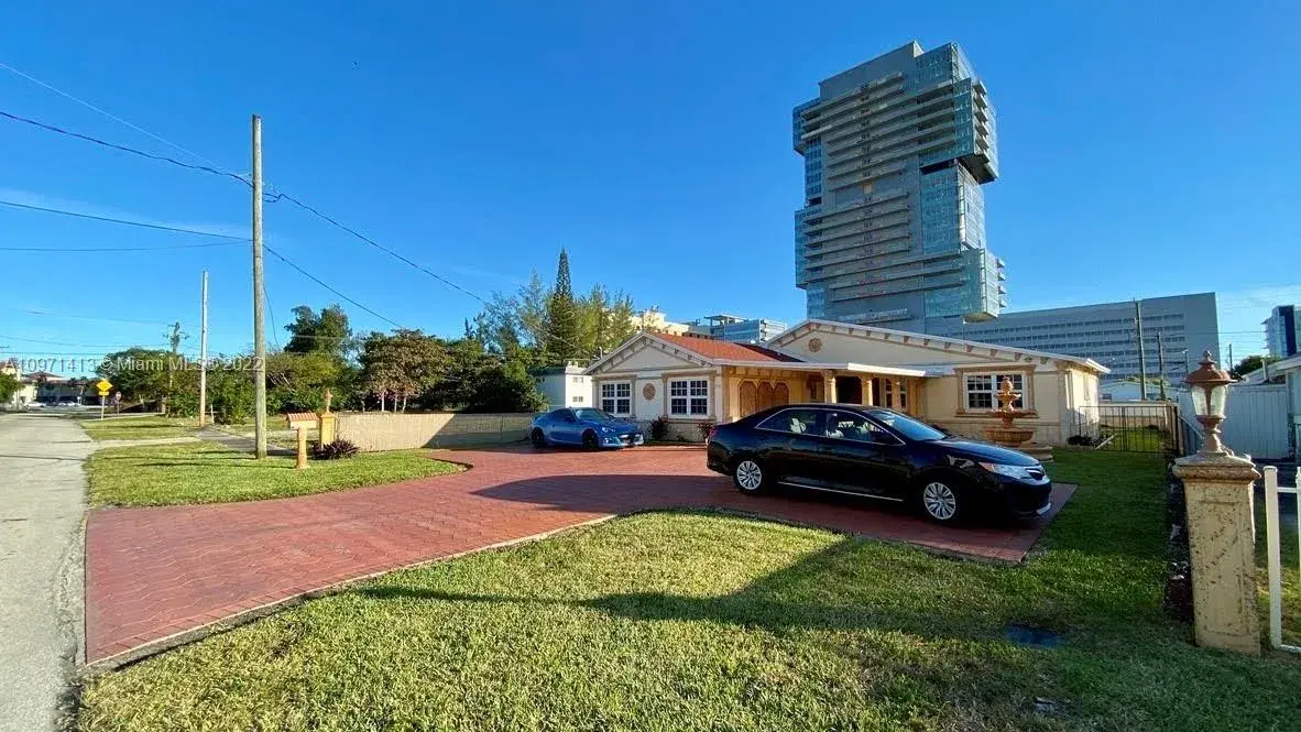 304 SE 9th St, Hallandale Beach FL 33009