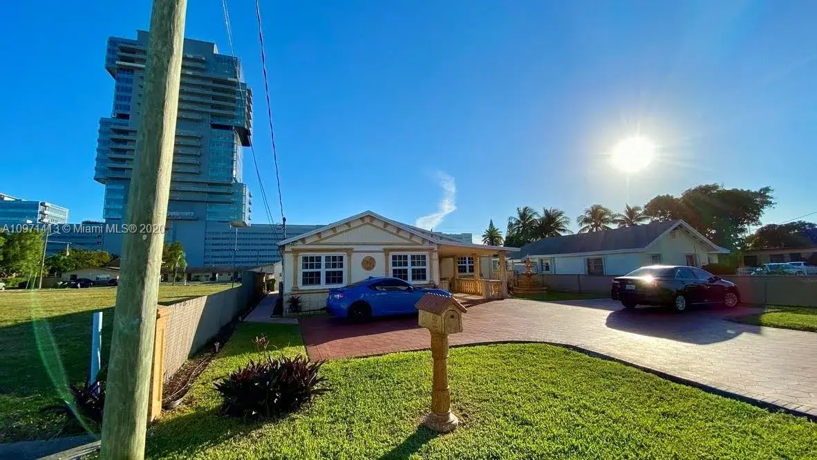 304 SE 9th St, Hallandale Beach FL 33009