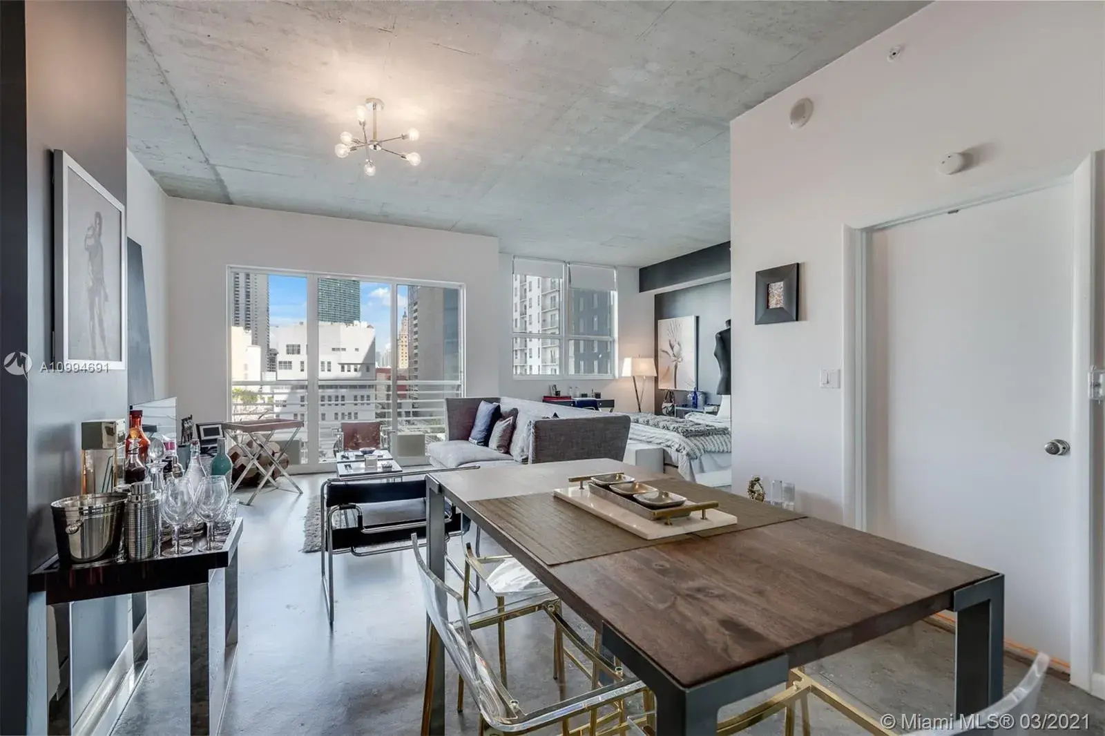 1 bedroom 1 bath Residential for sale at 133 NE 2nd Ave # 711, Miami FL 33132