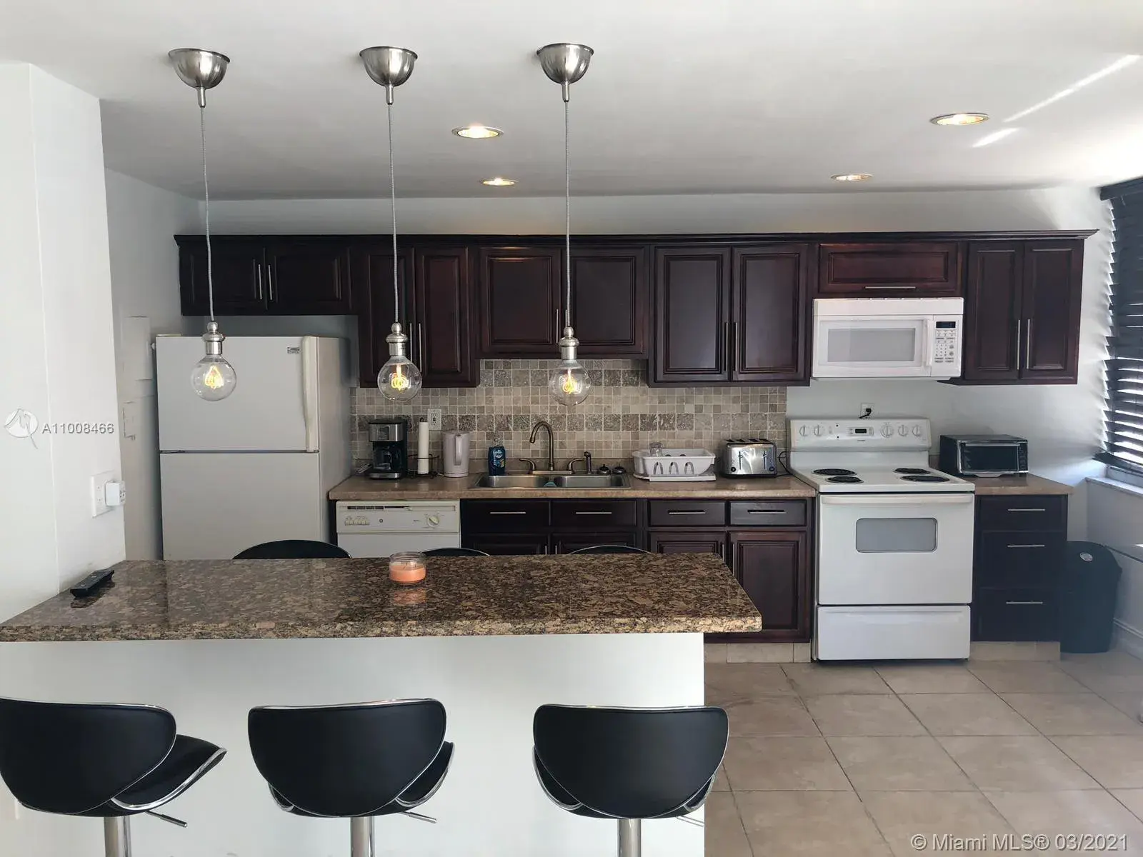 1 bath Residential Lease for rent at 18031 Biscayne Blvd # 201, Aventura FL 33160